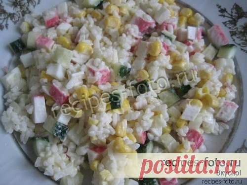 Классический салат из крабовых палочек с рисом и свежими огурцами