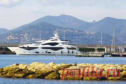 На берегах Карибов заметили скопление роскошных яхт миллиардеров. На побережье Карибского моря около острова Сент-Барт одновременно скопились суперъяхты российских и зарубежных миллиардеров. В частности, журналисты заметили судно российского олигарха Романа Абрамовича Eclipse. Его длина составляет 162,4 метра. Текущая стоимость корабля оценивается в 700 миллионов долларов.