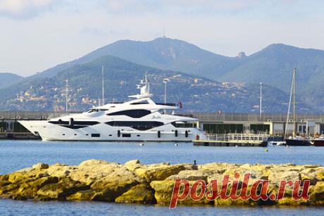 На берегах Карибов заметили скопление роскошных яхт миллиардеров. На побережье Карибского моря около острова Сент-Барт одновременно скопились суперъяхты российских и зарубежных миллиардеров. В частности, журналисты заметили судно российского олигарха Романа Абрамовича Eclipse. Его длина составляет 162,4 метра. Текущая стоимость корабля оценивается в 700 миллионов долларов.