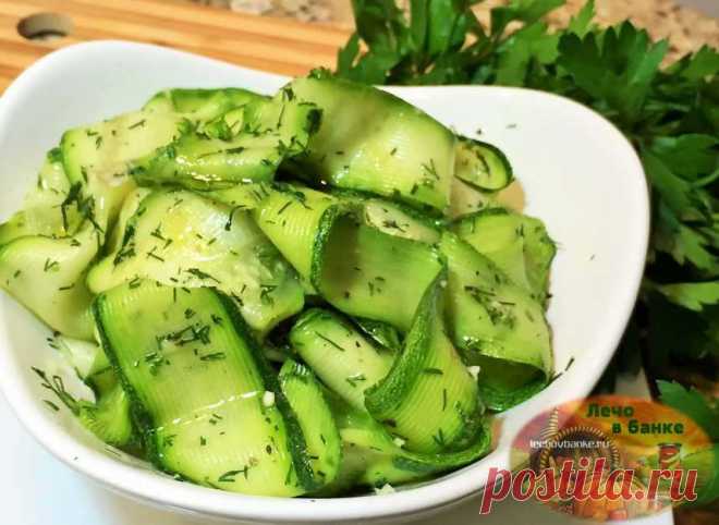 Маринованные кабачки мгновенного поедания – безумно вкусно и очень быстро! Напишу пару рецептов, как приготовить маринованные кабачки мгновенного поедания – безумно вкусно и очень быстро! Самый простой: кабачок нарезается кружочками и делается заправка с уксусом и зеленью. Дети любят с медом и с морковью. Сама предпочитаю быстрые, за 2 часа полностью пропитываются маринадом и готовы. Закуска - объедение!