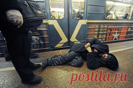 Плохо пахнущих пассажиров метро задумали наказывать. В петербургском метро могут ввести новые штрафы за нарушение общественного порядка, соответствующие поправки в городской Кодекс об административных нарушениях (КоАП) разработал комитет по транспорту, они направлены на экспертизу. Наказывать предлагается, в частности, пассажиров в плохо пахнущей одежде.