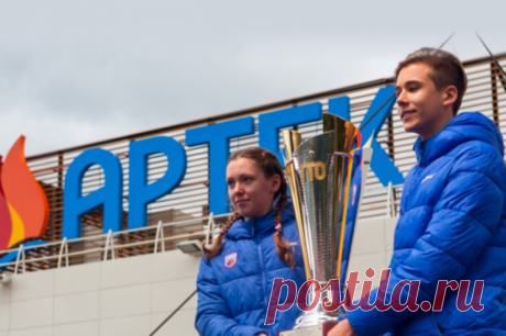 В «Артеке» открыли памятник американской школьнице Саманте Смит. Она посетила СССР 40 лет назад.