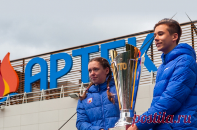 В «Артеке» открыли памятник американской школьнице Саманте Смит. Она посетила СССР 40 лет назад.