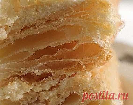 НЕВЕРОЯТНО Вкусное СЛОЕНОЕ Тесто за 10 МИНУТ 

ИНГРЕДИЕНТЫ: 
Маргарин (комнатной температуры) — 200 г 
Желток яичный — 1 шт 
Сметана (кефир,простокваша) — 100 мл 
Соль (щепотка) — 1 г 
Мука — 500 г 

ПРИГОТОВЛЕНИЕ: 
В муку отправляем маргарин, или сливочное масло, можно взять по 100 г каждого продукта. Превращаем все в крошку, это делается довольно быстро, руками. Затем добавляем желток и сметану(или кефир - что есть). Замешиваем тесто. Если тесто липкое, подсыпаем муку. О...