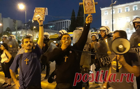 В Афинах, Салониках и Патрах прошли митинги противников принудительной вакцинации. Она является обязательной для всех сотрудников государственных и частных структур соцобеспечения и здравоохранения