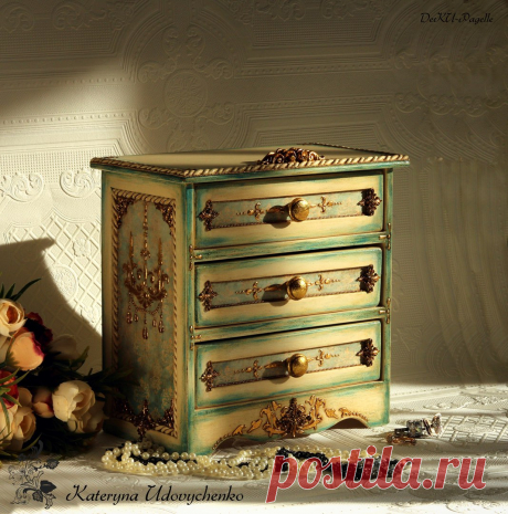 Мини-комод "Версаче". Заготовка - фанера. Техники: декупаж, лепнина, объемное трафаретирование, золочение, лессировка, патинирование. Внутри - оббивка мягкой тканью.