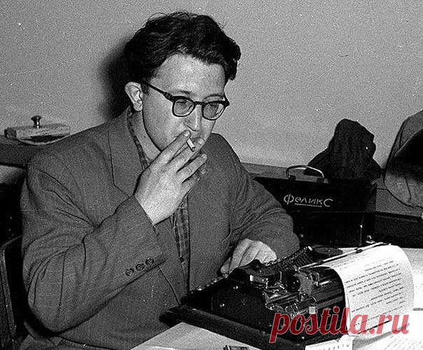 Борис Стругацкий. Остался в будущем.
86 лет назад, 15 апреля 1933 года, родился писатель Борис Стругацкий.

В соавторстве с братом Аркадием им написано около 30 романов и повестей, в том числе ставшие культовыми «Понедельник начинается в субботу», «Трудно быть богом» и «Пикник на обочине»...
Борис Стругацкий стал известен широкой публике в 1959 году после выхода повести «Страна багровых туч», написанной в соавторстве с братом Аркадием. Повесть положила начало циклу произве...