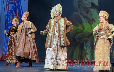 Лауреатами фестиваля северного костюма стали модельеры из Гатчины и Архангельска. В фестивале принимали участие 157 модельеров: творческие студии, дизайнеры и художники-модельеры из Архангельской, Ленинградской, Московской областей и Республики Коми