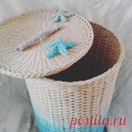 Куку это опять я))) Не надела Вам тут еще?
Ну, ну потерпите меня еще чуточку. Бак в ванную + корзиночка. Полоса 7 см, спица 1,5 мм. Красила пищевой синей краской постепенно вводя в нее акриловую белую краску. Беж - самопальное варево из веточек и травинок+ заклинания + левая лапка лягушки+ слюна дракона. Веточку на крышку привезла с пустыни Кызылкум, это саксаул нещадно выгоревший под среднеазиатским солнцем. Форма - 50 литровый пластмассовый бак. Узор волна, вторая проба,...