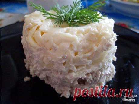 Салат &quot;Мужской каприз&quot; 
https://povar.ru/recipes/salat_mujskoi_kapriz-7346.html

Салат &quot;Мужской каприз&quot; - кулинарный рецепт на Повар.ру
Рецепт приготовления салата из отварной говядины, маринованного лука, вареных яиц, сыра и майонеза.