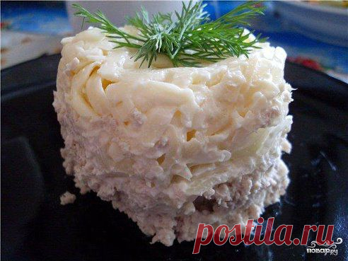 Салат "Мужской каприз" 
http://povar.ru/recipes/salat_mujskoi_kapriz-7346.html

Салат "Мужской каприз" - кулинарный рецепт на Повар.ру
Рецепт приготовления салата из отварной говядины, маринованного лука, вареных яиц, сыра и майонеза.