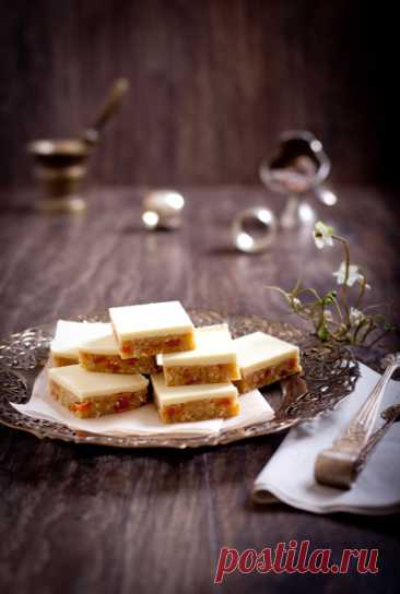 Французские пирожные с сушеными абрикосами, кокосом и белым шоколадом.