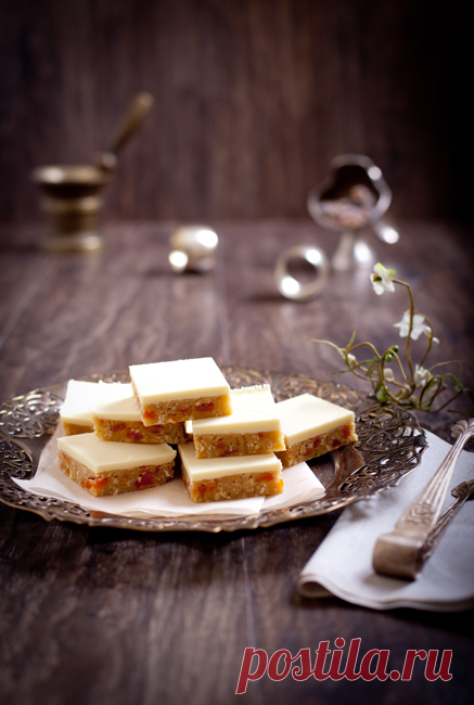 Французские пирожные с сушеными абрикосами, кокосом и белым шоколадом.