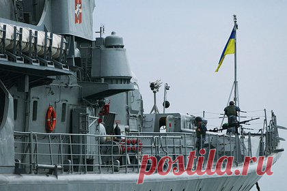 Российский контр-адмирал предупредил о готовности Украины воевать за Черное море. Контр-адмирал в отставке, военный историк Юрий Кириллов рассказал, что пока у Украины есть открытый морской фланг на Черном море, она не снимет с повестки дня тему ведения там боевых действий, так как опасается за Одессу и Очаков. Он напомнил, что ВСУ помогают военные специалисты из США и Великобритании.