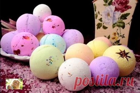 Бомбочки для ванны

Сделать дома бурлящий шарик для ванны очень просто и доступно. Привлеките к процессу детей – и они полюбят еще больше банные процедуры!

А как приятен и полезен он в использовании! Бурлящий шарик наполнит воздух ароматами эфирных масел, а воду превратит в целебную эмульсию, питающую и увлажняющую Вашу кожу. После принятия такой ванны достаточно просто промокнуть тело полотенцем. Кожа становится просто шелковой!
Показать полностью…