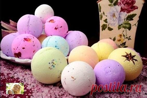 Бомбочки для ванны

Сделать дома бурлящий шарик для ванны очень просто и доступно. Привлеките к процессу детей – и они полюбят еще больше банные процедуры!

А как приятен и полезен он в использовании! Бурлящий шарик наполнит воздух ароматами эфирных масел, а воду превратит в целебную эмульсию, питающую и увлажняющую Вашу кожу. После принятия такой ванны достаточно просто промокнуть тело полотенцем. Кожа становится просто шелковой!
Показать полностью…