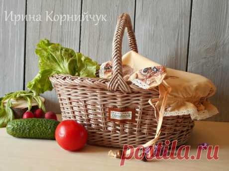Корзина для фруктов и овощей: что может быть лучше? 
Украсит любой кухонный интерьер и будет отличной помощницей для хозяйки!
Сьемный чехольчик, бирочка из кожи, в ручке деревянный прут( немного кривой, так и не смогла его выпрямить). Красила трубочки своей морилкой, которую варила еще летом из кедровых и сосновых шишек. После высыхания дали интересный меланжевый окрас.
#интерьерные_радости #ИринаКорнийчук_МК #ручнаяработакрасноярск #ИринаКорнийчук_плетение_из_бумаги #плет...