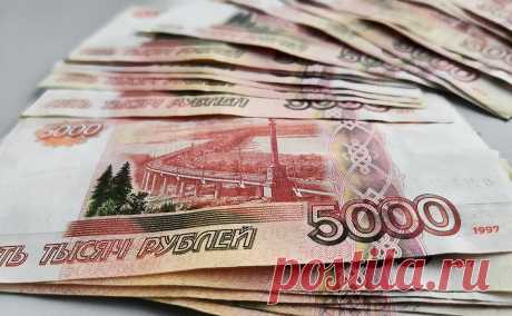 Пенсионерка отдала более ₽2,3 млн мошенникам, прикинувшимся налоговиками. Пенсионерка из Москвы отдала более 2,3 млн руб. мошенникам, которые, представившись сотрудниками налоговой, уговорили ее отдать сбережения «курьеру» для их последующего декларирования.