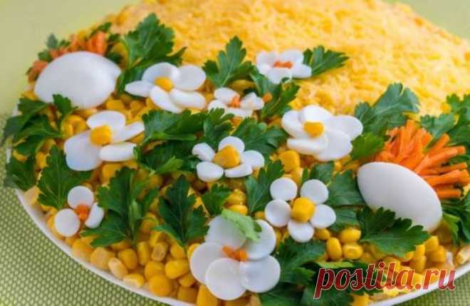 Красивый и яркий салат «Весенняя корзинка» из куриной грудки. Буду подавать на Пасхальный стол! Оригинальный и потрясающе вкусный весенний салат. Такой красивый и яркий праздничный салат «Весенняя Корзинка» сможет украсить любой праздничный стол!    Ингредиенты:      2 шт сол