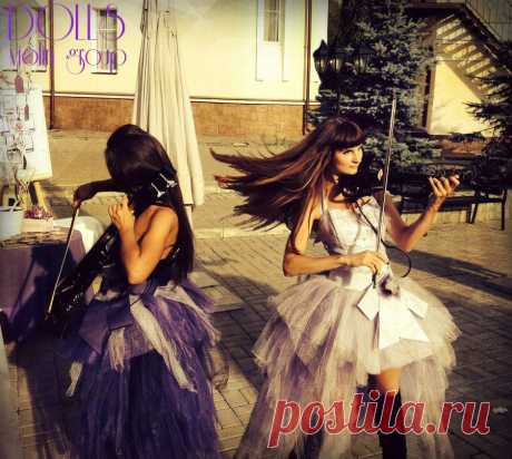 Инструментальное шоу Violin Group DOLLS на летней свадьбе на территории загородного отеля.