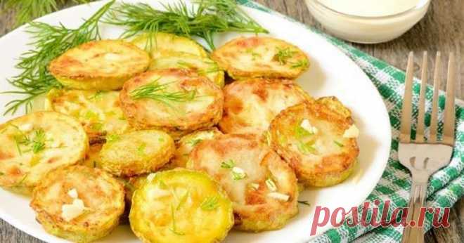 Я жарю кабачки практически без масла. Они получаются хрустящими: простой рецепт
