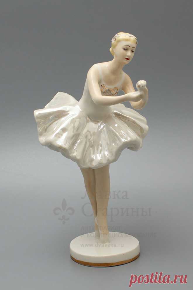 Статуэтка «Балерина с цветком», ЛЗФИ, 1950-60 г., скульптор В. И. Сычев, фарфор