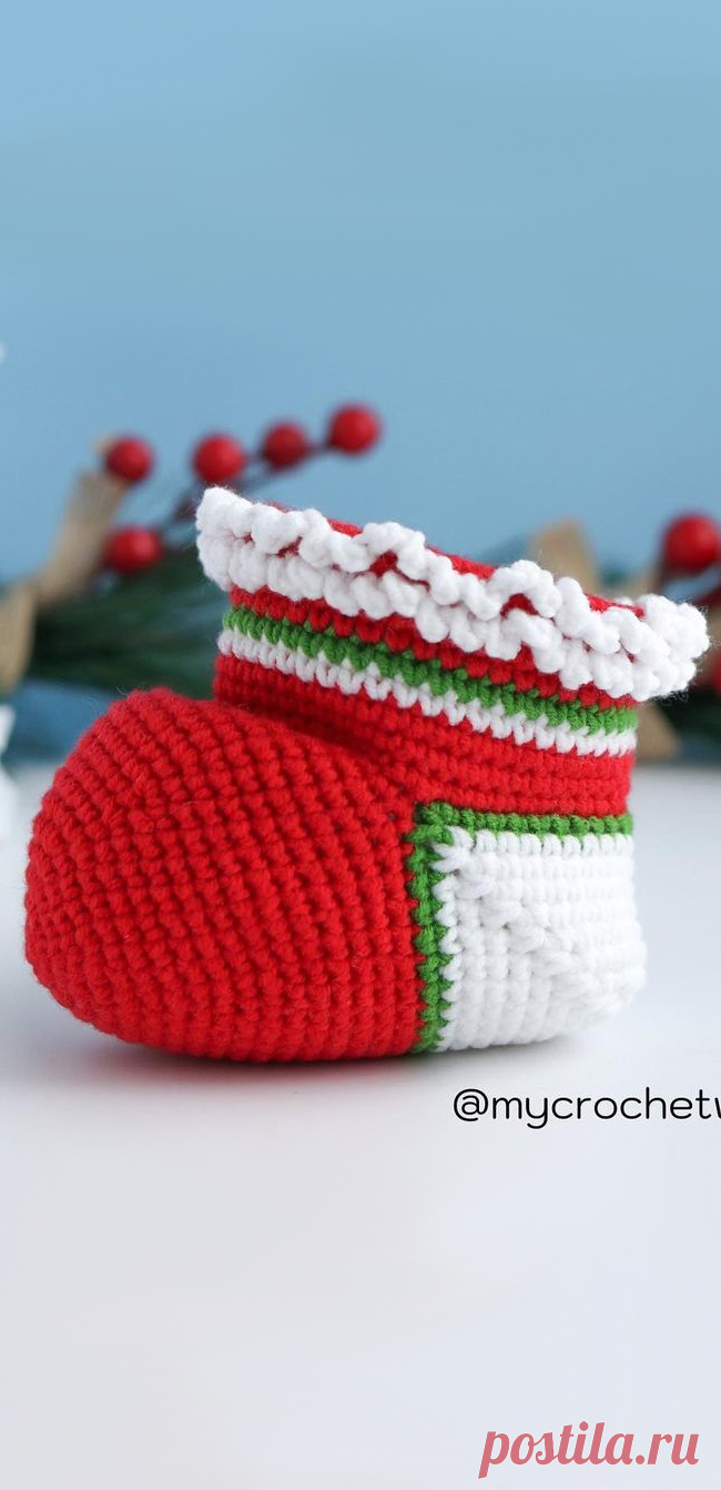 PDF Новогодний носок крючком. FREE crochet pattern; Аmigurumi toy patterns. Амигуруми схемы и описания на русском. Вязаные игрушки и поделки своими руками #amimore - рождественский носок крючком, новогоднее украшение на ёлку, ёлочное украшение к Новому году.