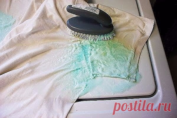 Жёлтые пятна на воротничках и подмышках тоже уберём собственным средством. Состав: 1 чайная ложка жидкости для мытья посуды + 3 - 4 ч. л. перекиси водорода + 2 ст. ложки соды для выпечки. Смешать, втирать в пятно и удивляться эффекту!