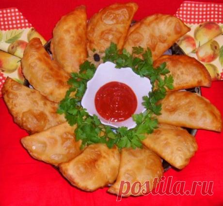 Чебуреки по-домашнему с пикантным соусом - рецепт с фото - как приготовить - ингредиенты, состав, время приготовления - Леди Mail.Ru