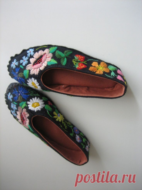 (1) HAND EMBROIDERED Muhu Slippers