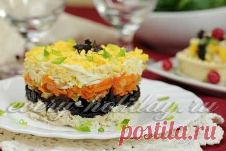 Слоеный салат с отварной курицей и черносливом, рецепт с фото