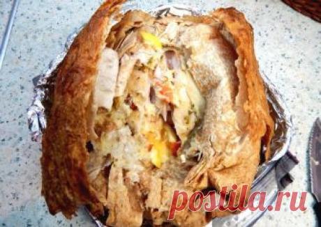 Бесподобная курица, запеченная в лаваше Блюдо получается очень интересным. Благодаря лавашу, курица остается сочной и нежной. Овощная начинка придает ей особенный аромат и вкус. Лаваш на курице, в процессе приготовления, запекается и станов…