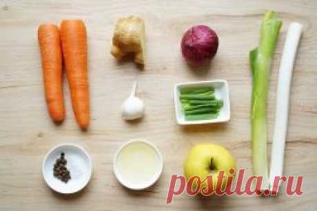 Не знаю, как вы, а я очень люблю супы-пюре. Здорово, когда неочевидным становится состав блюда, когда можно играть с текстурой и подачей. Такие супы подаются и в чашках и в креманках, некоторые шефы подают их даже в шотах. И несмотря на монохромность таких супов, назвать их скучным блюдом нельзя. 
 
МОРКОВНО-ЯБЛОЧНЫЙ СУП 
 
Суп, о котором я хочу рассказать сегодня может показаться странным — яблоко? имбирь? морковь? Но поверьте мне, вкус вас не разочарует. 
 
Время приготовления: 30 мин 
Порций: