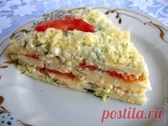 Кабачковый торт
Ингредиенты:
Кабачки – 2 шт.
Яйца – 2-3 шт.
Мука – 0,5 ст.
Соль – по вкусу
Помидоры – 2 шт.
Майонез – 150 г
Чеснок – 6 зубчиков
Сыр твердый – 30 г
Зелень
Растительное масло
Приготовление:
Приготовление закусочного торта начинается с изготовления коржей. Для этого берем помытые кабачки и натираем их на крупной терке. Полученную массу слегка отжимаем от сока, солим, перчим. К кабачковой смеси добавляем 3 яйца и муку. Тесто хорошо перемешиваем. Оно должно получиться таким, как н
