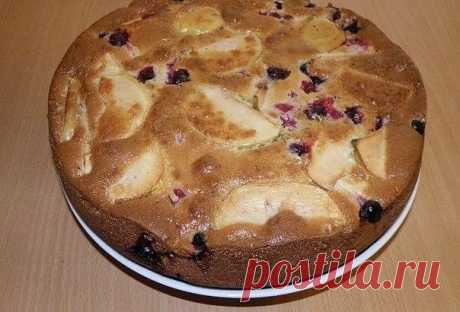 Шарлотка Ингредиенты:- 3 куриных яйца- 1 стакан сахара- 1 стакан сметаны- 1 стакан муки- 1 ч/л соды- 3 средних по размеру яблока - Горсть замороженной красной смородины - Горсть замороженной черной смородиныПр…