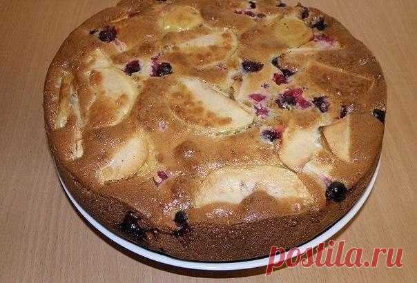 Шарлотка Ингредиенты:- 3 куриных яйца- 1 стакан сахара- 1 стакан сметаны- 1 стакан муки- 1 ч/л соды- 3 средних по размеру яблока - Горсть замороженной красной смородины - Горсть замороженной черной смородиныПр…