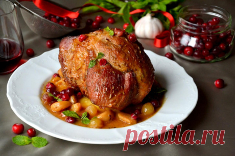 Свиной окорок в яблочном соусе с чесноком и клюквой рецепт с фото - 1000.menu