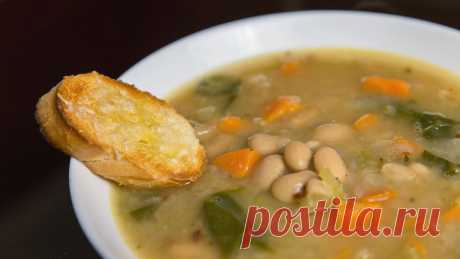 Фасолевый суп Вкусный, но при этом простой и быстрый рецепт супа с фасолью. Причем быстрым этот рецепт делает то, что суп готовится с консервированной фасолью.