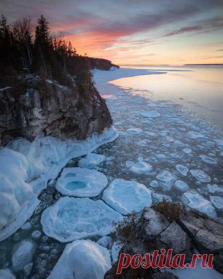 Refuge Ontario isn't exactly known for its landscape photography opportunities, but the opportunities do exist, and they change frequently throughout the year. There great lakes can become an incredible canvas for textures and movement of water which can be very different depending on the season. Until now I've not been able to photograph Ontario's "iceberg" season, but this year I happened to get my timing right. Turning up in time to capture ice breakup changed so many v...