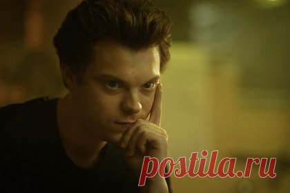 Актер из сериала «Король и Шут» рассказал о мечте сыграть психически больного. Актер Влад Коноплев, исполнивший роль Андрея Князева (Князя) в сериале «Король и Шут», рассказал о мечте сыграть в дальнейших проектах психически больного. По словам артиста, ему было бы «интересно в этом покопаться». «Но для такой роли должны сойтись все звезды», — поделился Коноплев.