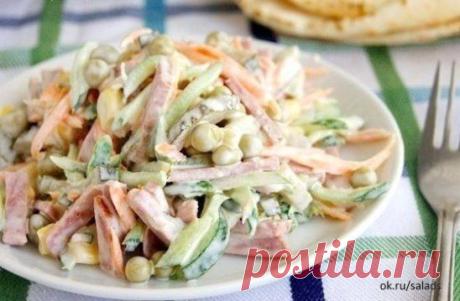 Очень простой и вкусный салатик!
Ингредиенты:
нежирная колбаска,
огурцы маринованные,
огурцы свежие,
сырая морковь,
горошек зеленый консервированный,
кукуруза консервированная,
соль по вкусу,
майонез или сметана, кому как нравится.
Приготовление:
Салатик очень просто готовится все ингредиенты сырые, варить ничего не надо, поэтому время приготовления сокращается в разы, нужно нарезать соломкой ингредиенты, и просто заправить майонезом или сметаной.
Приятного аппетита!