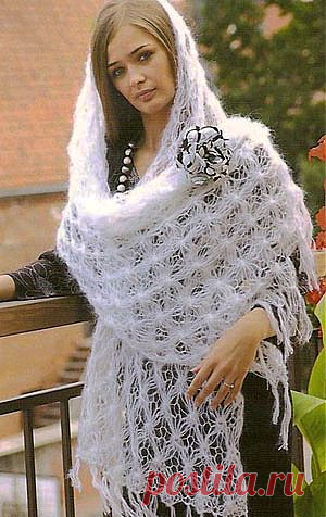 Белая шаль, связанная спицами.