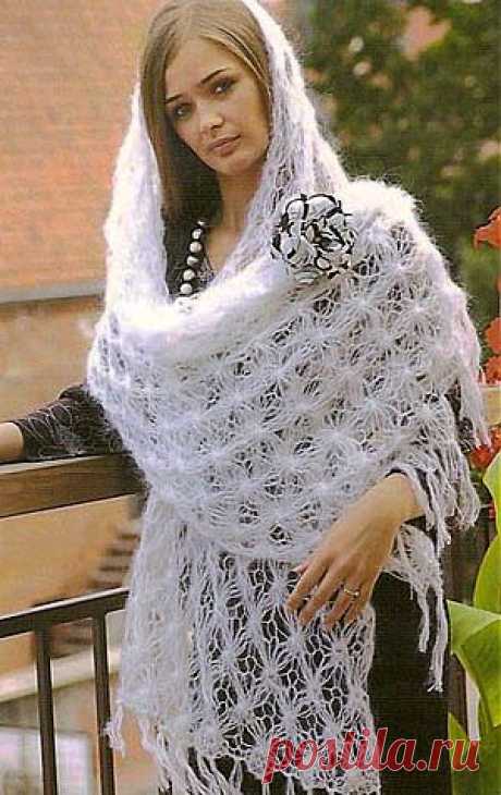 Белая шаль, связанная спицами.