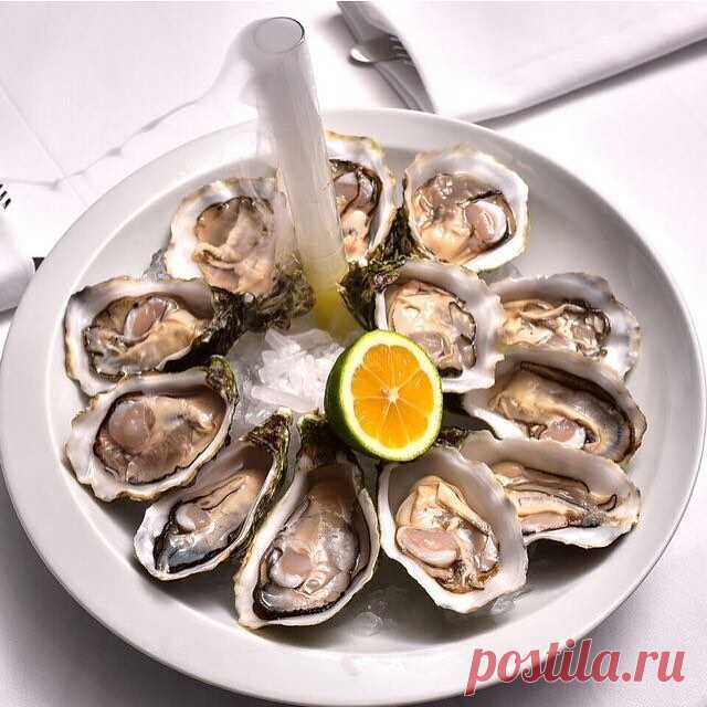 Завтра в кафе на 2 этаже ЦУМа пройдёт традиционный воскресный бранч.  Вас ждут самые вкусные блюда, в том числе устрицы, лобстеры, икра, роллы, горячие мясные блюда, широкий выбор сыров и десертов.  Начало в 12:00 # цум #tsum # цумкафе # ВоскресныйБранч