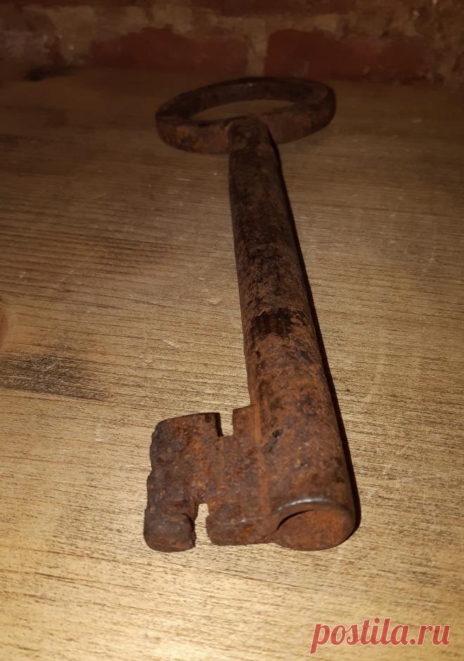 Ключ старинный Буратино однобородковый с защитой. 19 век. Российская Империя.
Длина : 285 мм. Диаметр ручки ключа : 87 х 70 мм. Длинна бородки (плоский язычок) : 44 мм. Диаметр штыря: 16 мм.

 Цена : 4500 ₽

  Купить сейчас  :  

#КлючСтаринныйБуратино #КлючсЗащитой19век 
#КлючОднобородковыйРоссийскаяИмперия #ОднобородковыйСтаринныйСувальдныйКлюч
#СтаринныйКлючБуратиносЗащитой