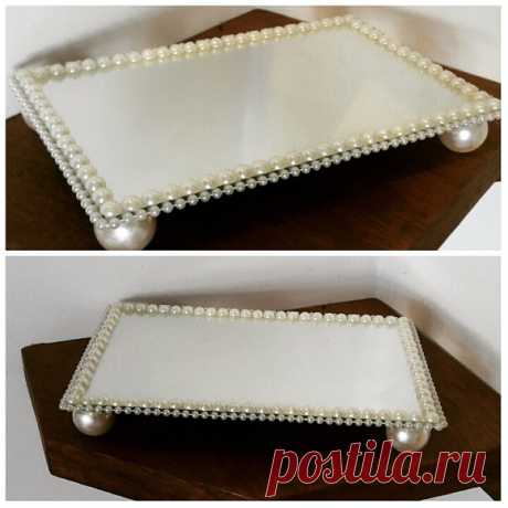 Bandeja de espelho com pérolas | Arteiro Artesanatos | Elo7 Bandeja de espelho decorada com pérolas. Medindo aproximadamente 26x16cm. Pezinhos em pérolas. Os pés podem ser pequenos ou pérolas grande, como das fotos. Deixe sua escolha. 
As medidas são aproximadas, pode ter alteração.