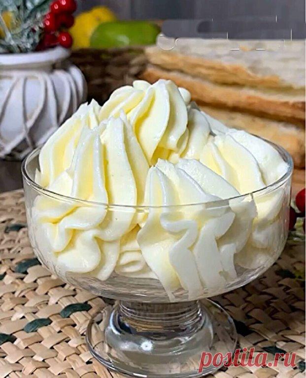 КРЕМ ПЛОМБИР
По вкусу он очень напоминает мороженое-пломбир

Такой крем идеально подойдет в качестве начинки для тортов и для капкейков или эклеров. Он получается устойчивым, хорошо держит форму и очень вкусный.

ИНГРЕДИЕНТЫ:
Желток - 2 шт
Сахар - 100 г
Ванилин - 1/4 ч.л.
Крахмал кукурузный - 2 ст.л.
Молоко - 300 мл
Масло сливочное - 180 г

Приготовление:
Соединить желтки, сахар, ванилин и крахмал. Влить немного молока (50 мл) и перемешать венчиком до однородности. Добавит...