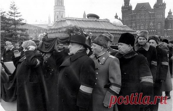 Государственный переворот 1953 года в СССР: как это было | Чёрт побери После смерти Иосифа Сталина весной 1953 года в политических кругах между его сподвижниками развернулась серьезная борьба за власть.  Изначально в погоне за властью участие приняли два самых влиятельных деятеля – Берия и Маленков. Берия на тот момент возглавлял советские спецслужбы. Маленков в последние месяцы жизни Сталина замещал его в руководстве центральным аппаратом страны. Никиту Хрущева как серьез...