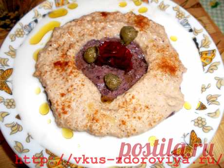 Фасолевый паштет с оригинальным соусом.Это рецепт очень вкусного и полезного постного блюда. Но достаточно сытный. Так что рекомендую всем, кто заботится о своем здоровье и предпочитает полезную еду.

Ингредиенты:

Фасоль (любая – белая, красная, черная и т.д)
Натуральный йогурт
Для соуса:

3 ст.л. оливкового масла
15 шт. грецких орехов
1-2 зубчика чеснока
2 ст.л. бальзамического уксуса (можно заменить яблочным уксусом или соком лимона)
соль, перец
4-6 ст.л. воды