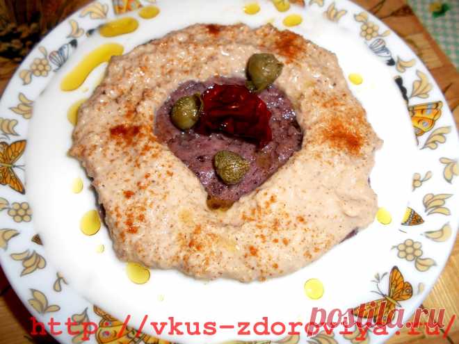 Фасолевый паштет с оригинальным соусом.Это рецепт очень вкусного и полезного постного блюда. Но достаточно сытный. Так что рекомендую всем, кто заботится о своем здоровье и предпочитает полезную еду.

Ингредиенты:

Фасоль (любая – белая, красная, черная и т.д)
Натуральный йогурт
Для соуса:

3 ст.л. оливкового масла
15 шт. грецких орехов
1-2 зубчика чеснока
2 ст.л. бальзамического уксуса (можно заменить яблочным уксусом или соком лимона)
соль, перец
4-6 ст.л. воды